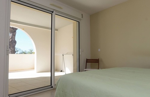 La Londe-les-Maures Apartment | Large sunny terrace sea view-Beach walking distance-T2 air conditioning, parking