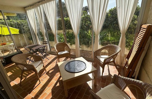 Saint-Mandrier-sur-Mer Apartment | Large T2 with loggia and terrace near the port of Saint Mandrier and the beaches