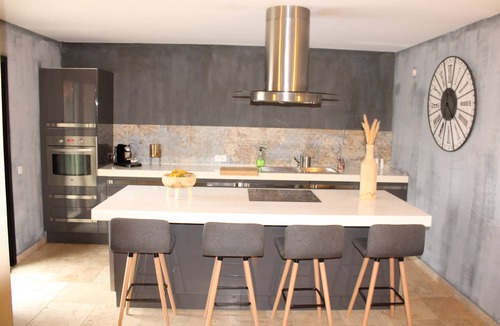 Mollans-sur-Ouveze Villa | Large villa with swimming pool facing the Ventoux