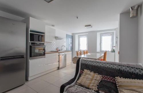 Embrun Apartment | Le bélier climatisé 2nd étage avec balcon au centre ville d'Embrun