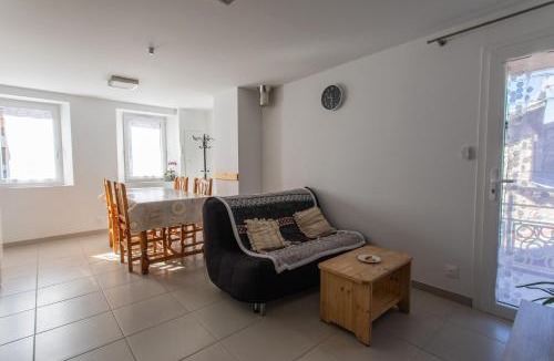 Embrun Apartment | Le bélier climatisé 2nd étage avec balcon au centre ville d'Embrun