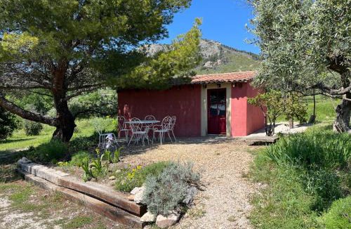 Saint-Hippolyte-le-Graveyron House | Le Cabanon des oliviers