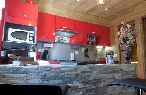 Thones Ski Chalet | Le Chalet Aubier Domaine du Fraizier jacuzzi near lake annecy resort la clusaz
