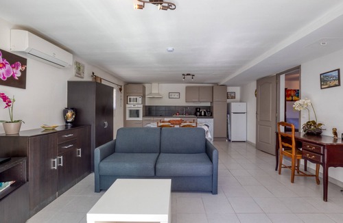 Montagnac Villa | Le Jardin de Benjamin: Comfortable Apartment with Pool
