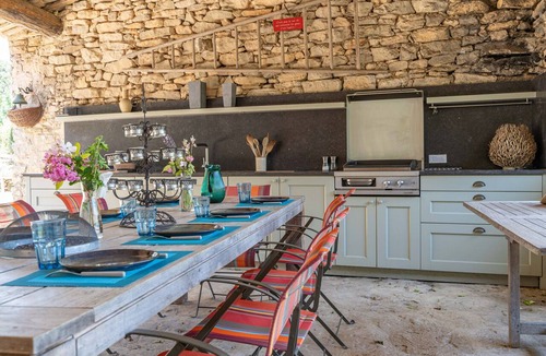 Menerbes House | Le Paradis des Fleurs, Ménerbes: Farmhouse with Pool and Garden
