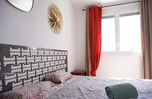 Saint-Martin-d'Heres Apartment | Le Remarquable à Saint Martin d'Hères - Situé au Calme - Proche de Grenoble des Centre de Formations et du Campus - 1 Lit King Size et un lit simple - Climatisation - Balcon - Parking gratuit - Vue montagne - Proche Station de Ski