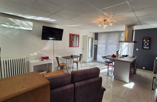 Avignon Villa | "Le Rouge" T2 Climatisé Près Centre Ville Avec Terrasse Extérieure/parking/wifi