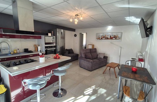 Avignon Villa | "Le Rouge" T2 Climatisé Près Centre Ville Avec Terrasse Extérieure/parking/wifi