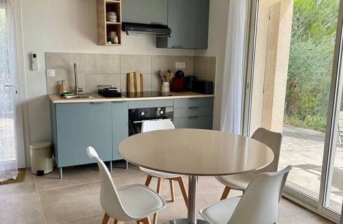 Villelaure Apartment | Les 4 Sources/Apartment with a view, terrace, air conditioning, and private parking