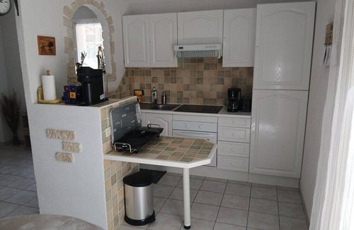 Uchaux House | LES ALOES, a 3-star-rated detached vacation rental for 4 people with a private pool
