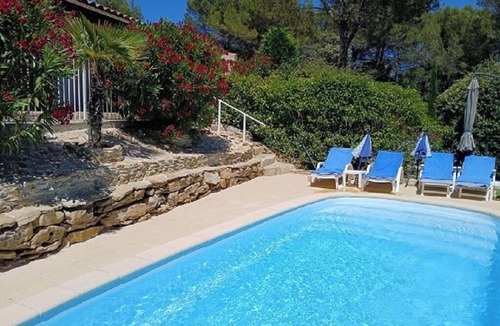 Uchaux House | LES ALOES, a 3-star-rated detached vacation rental for 4 people with a private pool