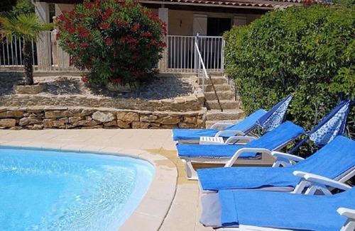 Uchaux House | LES ALOES, a 3-star-rated detached vacation rental for 4 people with a private pool