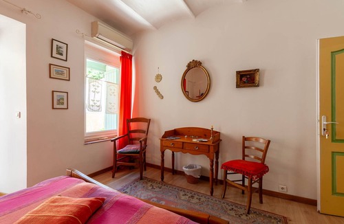 Les Cinq Avenues Bed & Breakfast | Les Citronniers - Bibliothèque Guest Room with Shared Terrace, Wi-Fi & Air Conditioning