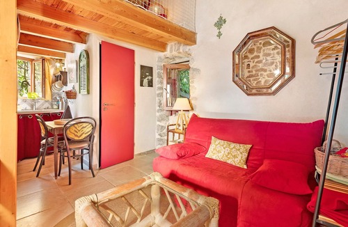 Saint-Jean-du-Gard Apartment | “Les Mimosas Gite Du Mas Haut” Apartment with Mountain View, Wi-Fi, and Air Conditioning