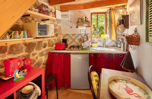 Saint-Jean-du-Gard Apartment | “Les Mimosas Gite Du Mas Haut” Apartment with Mountain View, Wi-Fi, and Air Conditioning