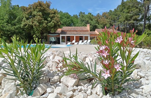 Uchaux Villa | Les Volets bleus: Charming villa 400 m from village center Heated swimming pool