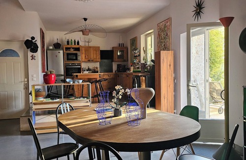Saint-Jean-de-Vedas Apartment | Loft, Design collection, artist's studio, 15' from beaches and Montpellier center