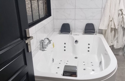 Charmes-sur-Rhone Apartment | Love and relaxation for 2 or more near the Via Rhôna