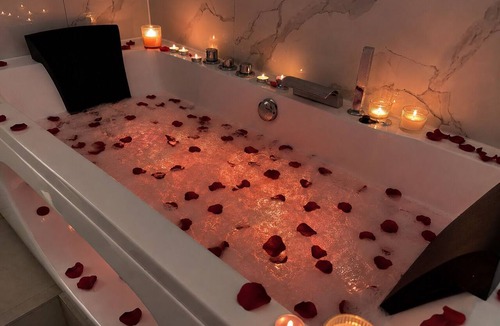 Buers Apartment | Love Room Lyon Private Jacuzzi 5-minute walk to the metro in Villeurbanne