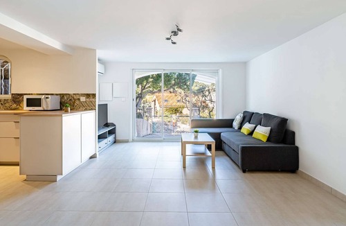 Saint-Mandrier-sur-Mer Apartment | Lower villa refurbished, air conditioning and terrace with sea view