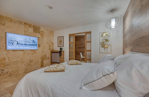 Saint-Martin-d'Heres Bed & Breakfast | Luxurious Romantic Suite with Jacuzzi, Wi-Fi, and Air Conditioning