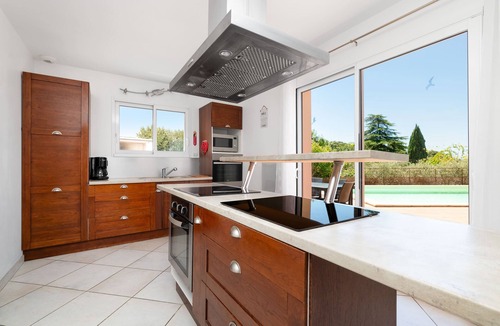 Sommieres Villa | Luxury 3* property with swimming pool between Nîmes & Montpellier, up to 30 people.