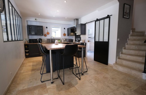 Saint-Cannat Villa | Luxury air-conditioned villa pool views Aix-en-Provence