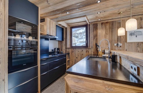 Val-d'Isere Apartment | Luxury Apartment with Hammam, Fireplace, and Mountain View in Val d'Isère