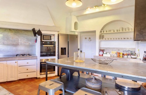 Bonnieux House | Luxury family farmhouse in the Luberon Village zip-line on foot sleeps 21