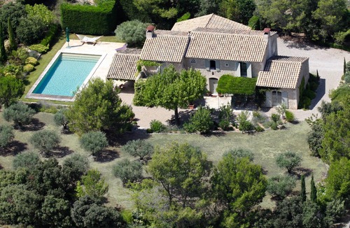 Eygalieres Villa | Luxury Provence Villa - short walk to village, all A/C, pool, fibre internet