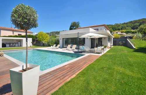 Mouans-Sartoux Villa | MAGNIFICENT CONTEMPORARY VILLA WITH SWIMMING POOL AND TENNIS COURT