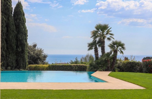 Antibes Villa | Magnificent Provençal Villa with Swimming Pool and Sea View