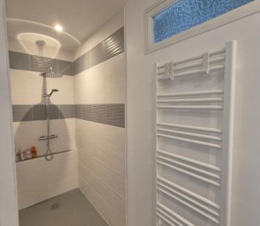 Lacaze House | Maison avec Piscine, Spacieuse et climatisée, campagne cascade 30 min Sidobre 45min Albi