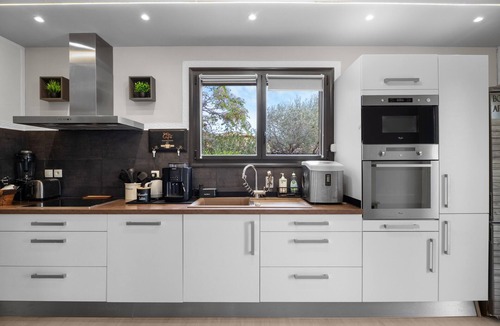 La Cadiere-d'Azur Villa | Maison de Claud with Mountain View, Wi-Fi, and Air Conditioning