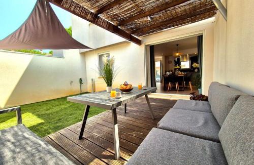 Costieres Villa | Maison des Iris - clim - patio - parking