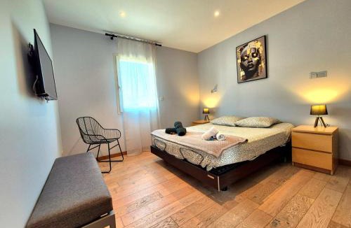Costieres Villa | Maison des Iris - clim - patio - parking