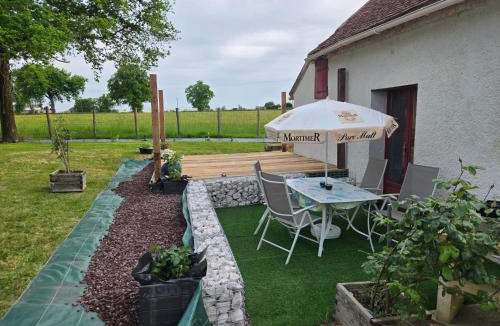Devay Apartment | maison volet rouge