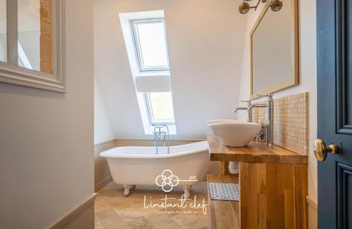 Coulaines House | Manoir d'Exception - 18 Personnes - Piscine chauffée, Baby-Foot & Tapis de Course