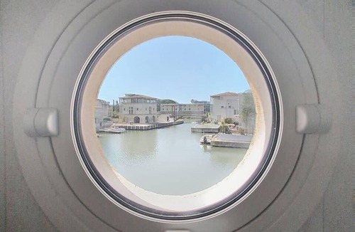 Aigues-Mortes Villa | Marina 6 pers Aigues-Mortes – Terrasse, clim, vue canal et piscine commune