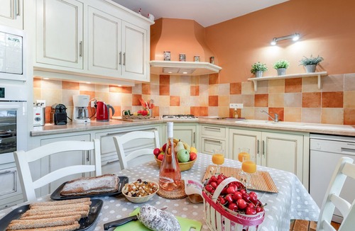 Crillon-le-Brave House | Mas de Vacances 'Fanny' with Mountain View, Wi-Fi, and Air Conditioning