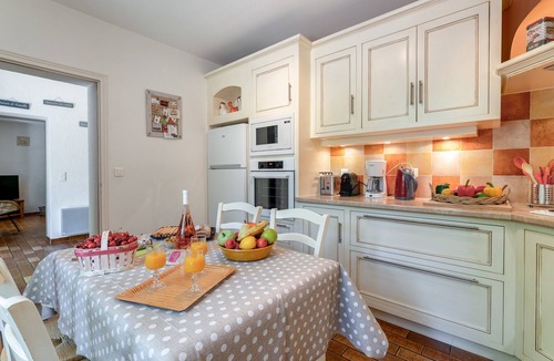 Crillon-le-Brave House | Mas de Vacances 'Fanny' with Mountain View, Wi-Fi, and Air Conditioning
