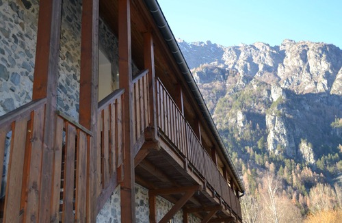 Le Bourg-d'Oisans House | Middle Barn A cosy two bedroomed gite at Ferme Noemie in Bourg d'Oisans.