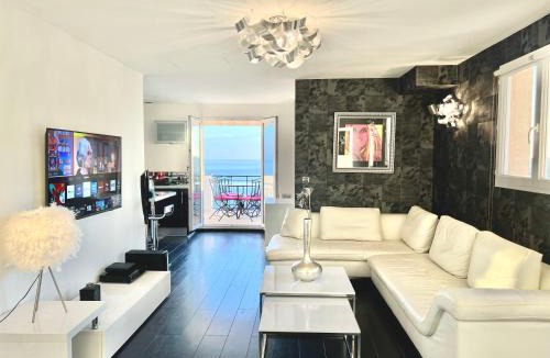Menton Apartment | MINI-VILLA "SEAVIEWS BY JENNI MENTON" Calme,vue féérique,immense terrasse et parking privé à 5 minutes du coeur de ville