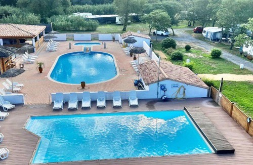 Massillargues-Attuech House | Mobile home with terrace and garden furniture