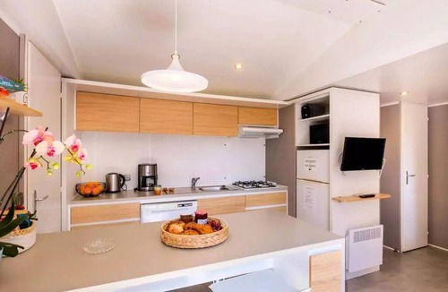 La Roquette-sur-Siagne House | Mobile Home | Comfort | 2 Bedrooms | 4 Guests | Raised Deck | A/C | TV
