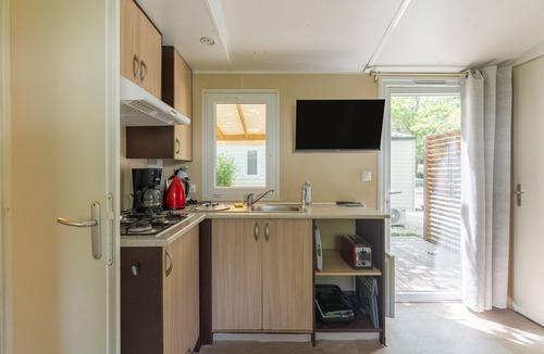 La Roque-d'Antheron RV Rental | Mobile Home 'Le 147 Aux Iscles' with Shared Pool, Private Terrace, and Air Conditioning