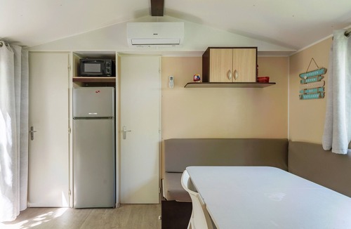 La Roque-d'Antheron RV Rental | Mobile Home 'Le 147 Aux Iscles' with Shared Pool, Private Terrace, and Air Conditioning