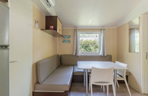 La Roque-d'Antheron RV Rental | Mobile Home 'Le 147 Aux Iscles' with Shared Pool, Private Terrace, and Air Conditioning