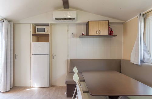 La Roque-d'Antheron RV Rental | Mobile Home 'Le 154 Aux Iscles' with Shared Pool, Private Terrace and Air Conditioning