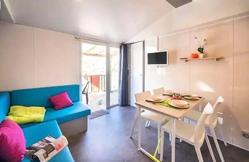 Greoux-les-Bains House | Mobile Home | Ultimate | 2 Bedrooms | 4 Guests | Raised Deck with Jacuzzi | A/C | TV